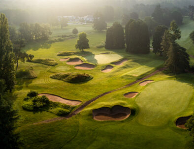 green du golf de saint-germain-en-laye avec beaucoup d'arbres