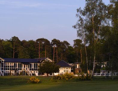 extérieur du golf de saint-germain-en-laye avec un bâtiment au loin