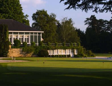 extérieur du golf de saint-germain-en-laye avec un bâtiment au loin