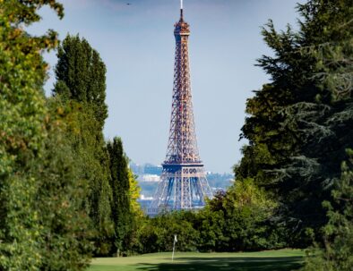 green du golf de saint-cloud avec la tour eiffel en fond