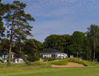 extérieur du golf de saint-germain-en-laye avec un bâtiment au loin