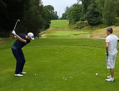 deux golfeurs en train de taper une balle sur un des parcours du golf de saint-cloud