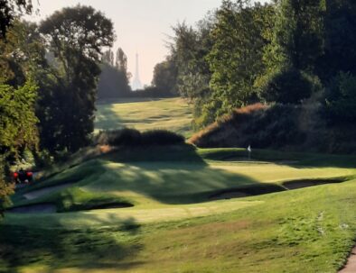 green du golf de saint-cloud avec la tour eiffel en fond