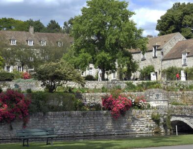 extérieur du golf de saint-nom-la-breteche avec un petit pont en pierre et des fleurs