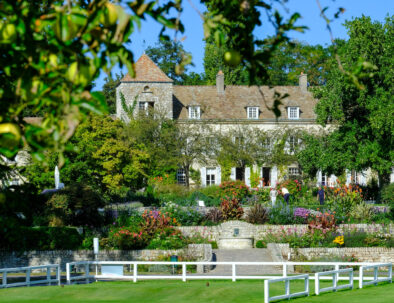 club house du golf de saint-nom-la-breteche avec beaucoup de végétation et de fleurs