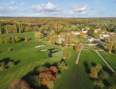 vue du ciel de l'ensemble du golf de saint-nom-la-breteche