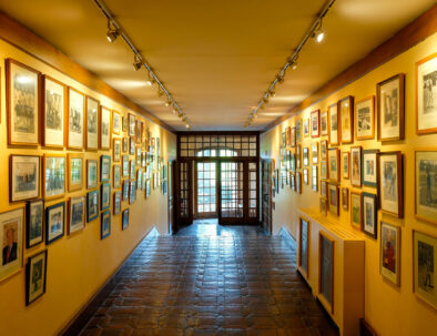 intérieur du golf de saint-nom-la-breteche avec des photos accrochées dans des cadres sur tous les murs